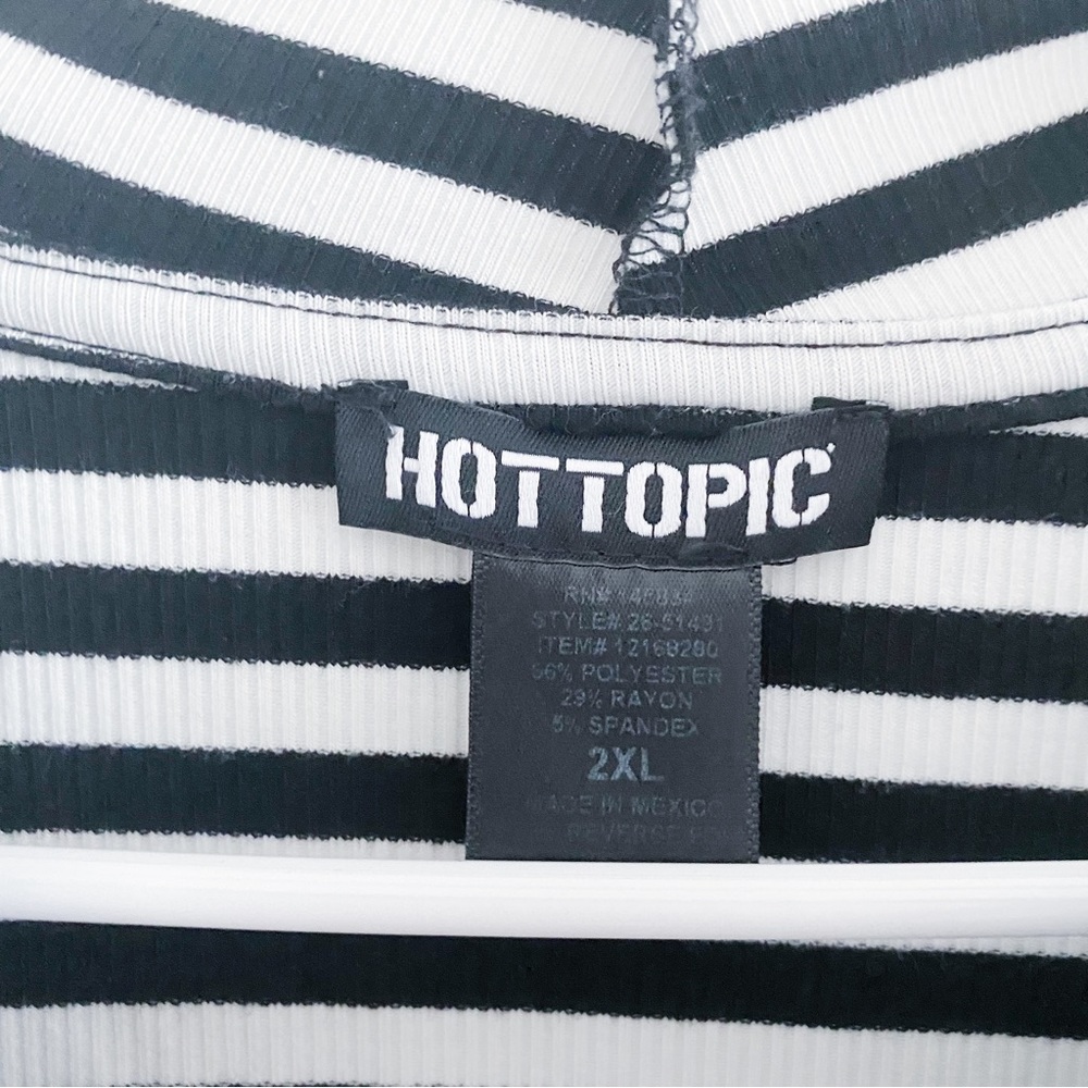 Hot Topic B+W Striped Yin Yang Top - Picture 4 of 6